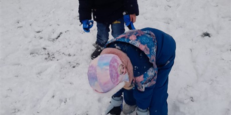 Powiększ grafikę: dzieci bawią się na śniegu