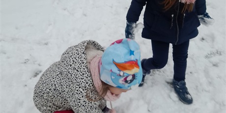 Powiększ grafikę: zabawy na śniegu