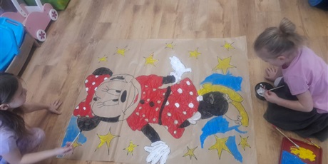 Powiększ grafikę: dzieci i wykonana przez nie praca plastyczna Myszka Mini