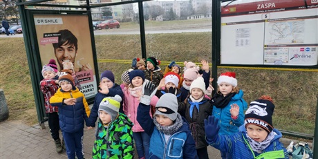 Powiększ grafikę: Dzieci na przystanku tramwajowym podczas wycieczki