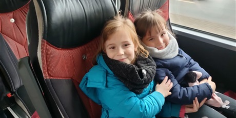 Powiększ grafikę: Dziewczynki na wycieczce w autokarze
