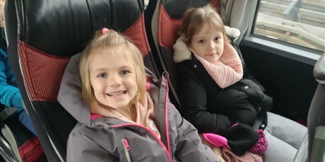 Powiększ grafikę: Dwie dziewczynki siedzą w autokarze