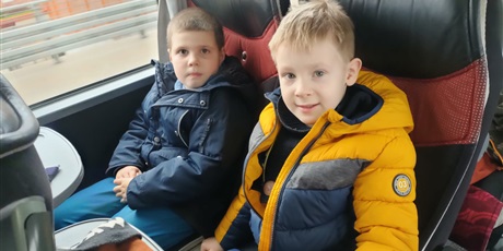 Powiększ grafikę: Dwóch chłopców w autokarze