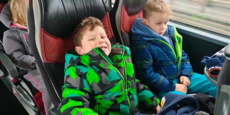 Powiększ grafikę: chłopcy podczas wycieczki autokarowej