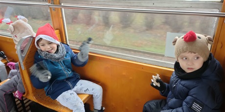 Powiększ grafikę: chłopcy zadowoleni z przejazdu zabytkowym tramwajem