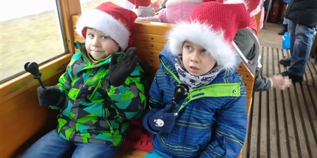 Powiększ grafikę: chłopcy grają na kołatkach podczas przejazdu zabytkowym tramwajem