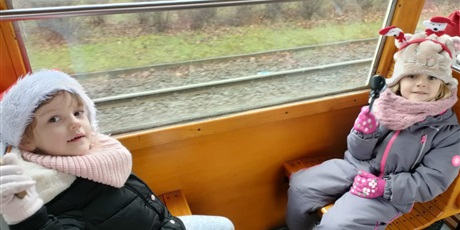 Powiększ grafikę: Dziewczynki grające na kołatkach w tramwaju