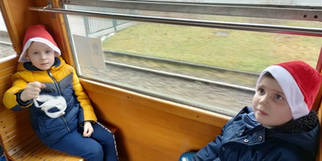 Powiększ grafikę: chłopcy w tramwaju