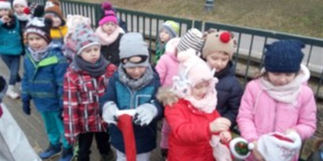 Powiększ grafikę: dzieci na przystanku tramwajowym