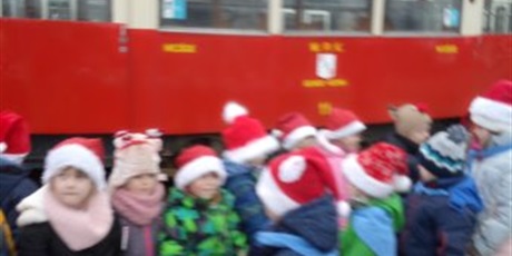 Powiększ grafikę: Dzieci przy zabytkowym tramwaju