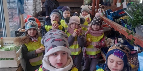 Powiększ grafikę: dzieci w okolicznym sklepie otrzymały jabłka