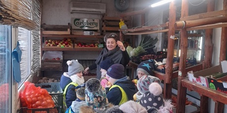 Powiększ grafikę: Grupa przedszkolaków z wizytą w sklepie z warzywami