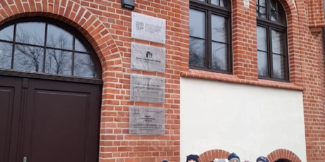 Powiększ grafikę: dzieci przed Ratuszem na Orunii