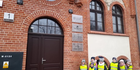 Powiększ grafikę: dzieci przy zmodernizowanym budynku Ratusza oruńskiego