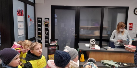 Powiększ grafikę: Przedszkolaki z najstarszej grupy w bibliotece