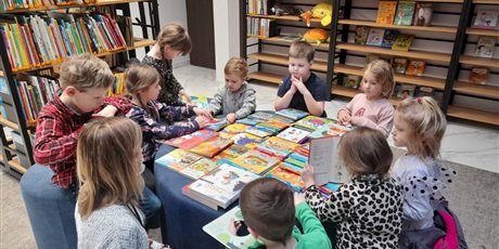 Powiększ grafikę: przedszkolaki oglądają ksiązki dla dzieci w bibliotece