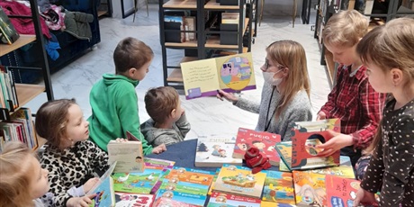 Powiększ grafikę: dzieci słuchają czytanej książki