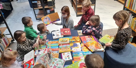Powiększ grafikę: bibliotekarka czyta książkę przedszkolakom