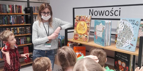 Powiększ grafikę: grupa motylków w nowo otwartej bibliotece