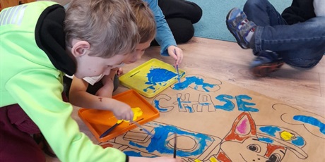 Powiększ grafikę: grupa motylków maluje psi patrol