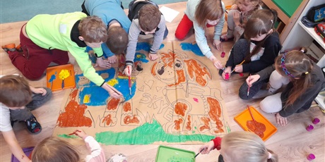 Powiększ grafikę: bajkowe postacie - wspólna praca dzieci z grupy motylków