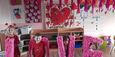 Powiększ grafikę: dziewczynki z kolegami przy napisie love