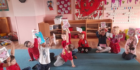 Powiększ grafikę: dzieci trzymają laurki - walentynki