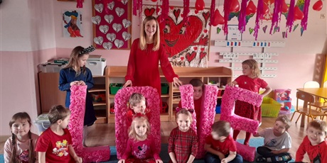 Powiększ grafikę: dzieci pozują wraz z P. Monika do zdjęcia przy napisie LOVE