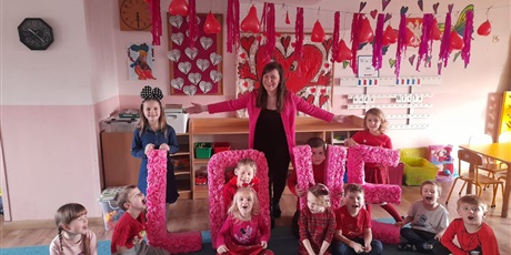 Powiększ grafikę: dzieci pozują do zdjęcia z p. Oliwią przy napisie love
