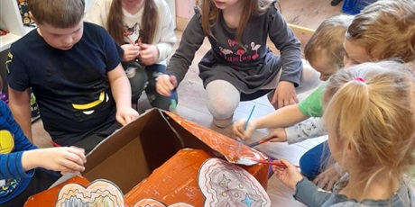 Powiększ grafikę: Tydzień bajek - dzieci tworzą kartonowy domek z piernika