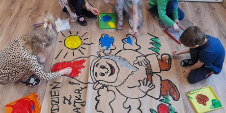 Powiększ grafikę: tydzień z bajką - dzieci malują plakat krasala