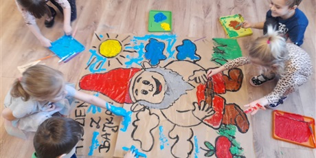 Powiększ grafikę: dzieci malują plakat z Krasnalem