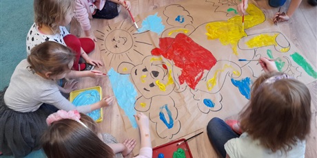 Powiększ grafikę: tydzień z bajką dzieci malują plakat Kubuś Puchatek