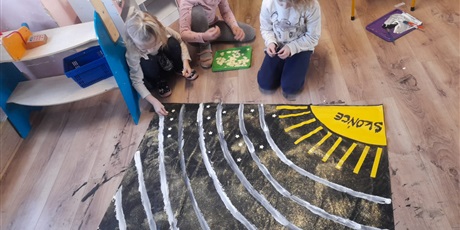 Powiększ grafikę: galaktyka w wykonaniu grupy motylków