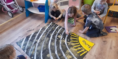 Powiększ grafikę: grupa motylków tworzy obraz kosmosu