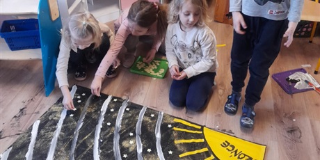 Powiększ grafikę: dzeci podczas tworzenia wspólnej pracy plastycznej