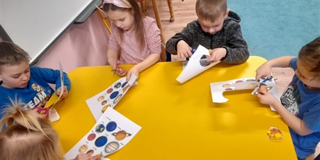 Powiększ grafikę: Dzieci wycinają planety