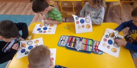 Powiększ grafikę: Dzieci doskonalą wycinanie nozyczkami