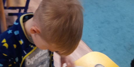 Powiększ grafikę: Dzieci umieszczają planety na kole