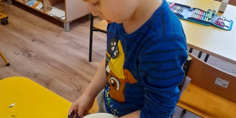 Powiększ grafikę: dziecko tworzy pracę plastyczną