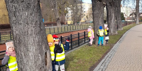 Powiększ grafikę: Dzieci przy kasztanowcach 