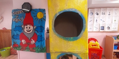 Powiększ grafikę: Rakieta zrobiona przez dzieci w kolorach żółto niebieskich