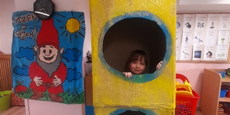 Powiększ grafikę: Dzieci w żółto niebieskiej rakiecie