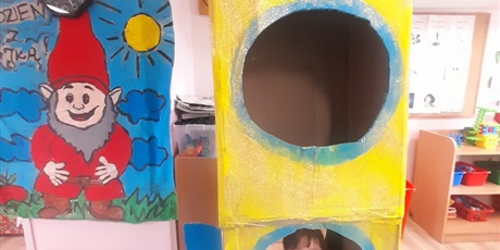 Powiększ grafikę: Dziecko w rakiecie zrobionej przez grupę Motylki