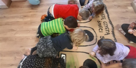 Powiększ grafikę: Dzieci przygotowują się do segregacji śmieci tworząc kolorowe śmietniki