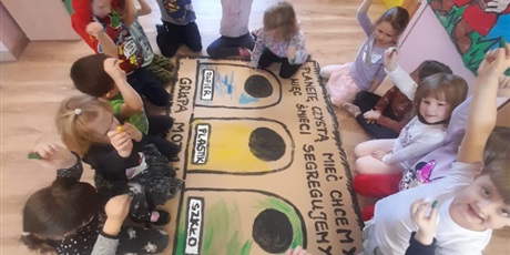 Powiększ grafikę: dzieci podczas rysowania pastelami 