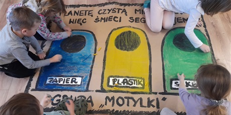 Powiększ grafikę: dzieci kolorują kosze na śmieci