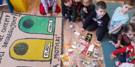 Powiększ grafikę: Dzieci segregują śmieci