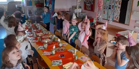 Powiększ grafikę: Urodziny w grupie przedszkolnej dzieci przy stole