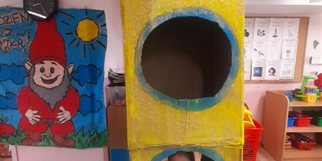 Powiększ grafikę: dzieci w rakiecie zrobionej przez MOtylki